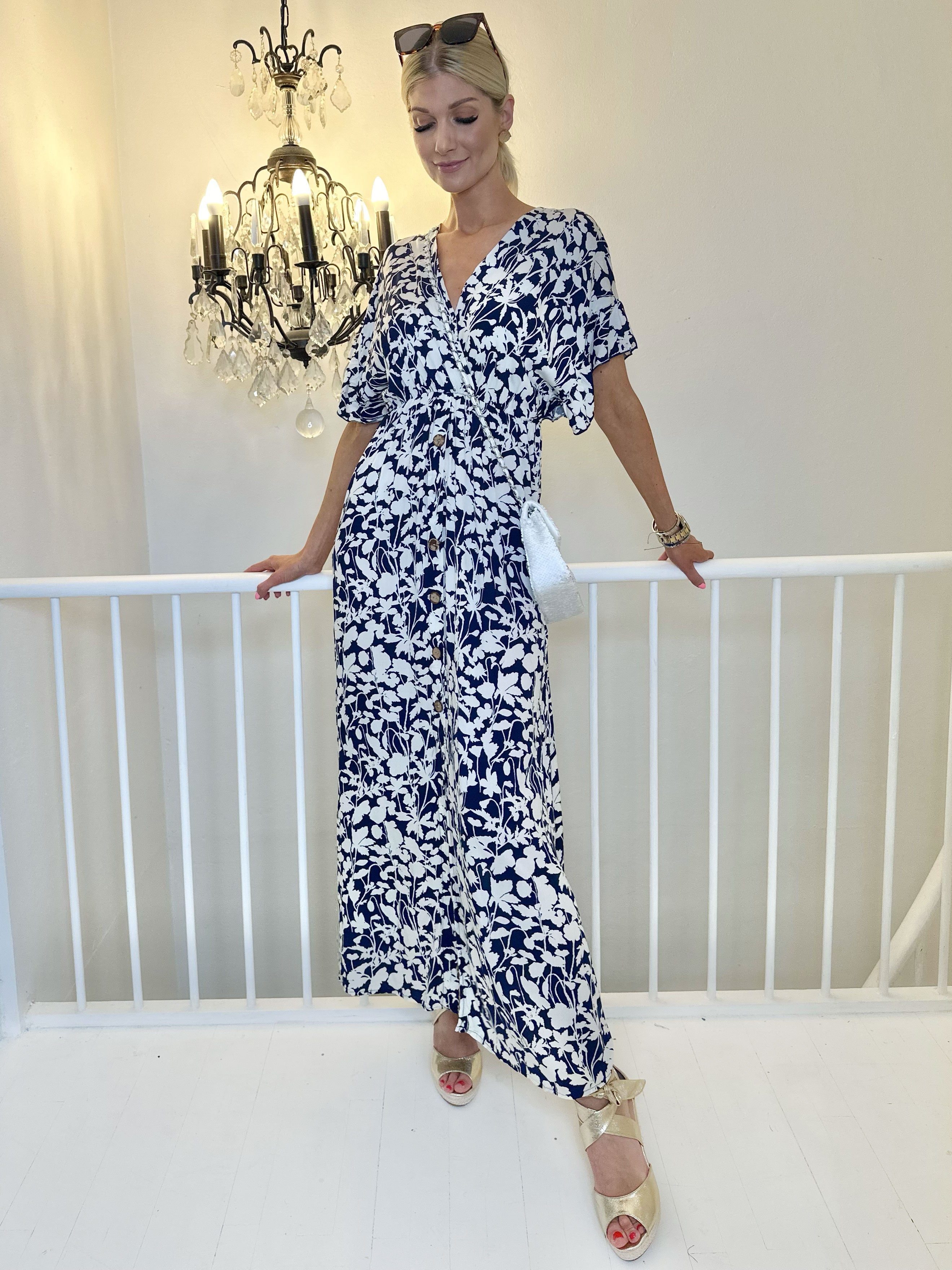 Alina Flower - Sommerkjole med blomsterprint og træknapper